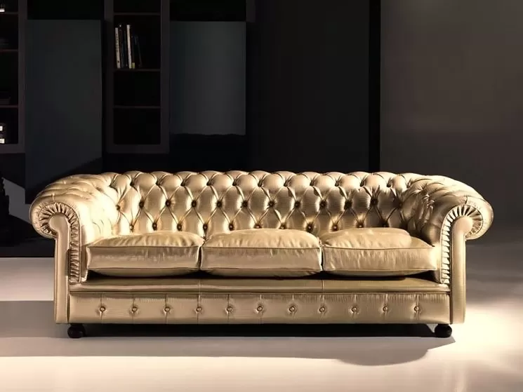 Τριθέσιος δερμάτινος καναπές Chester σε χρυσό χρώμα Τριθέσιος δερμάτινος καναπές Chester σε χρυσό χρώμα